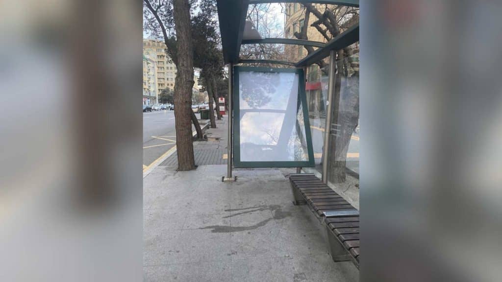 Hüseyn Cavid prospektində külək dayanacağın tavanını uçurub