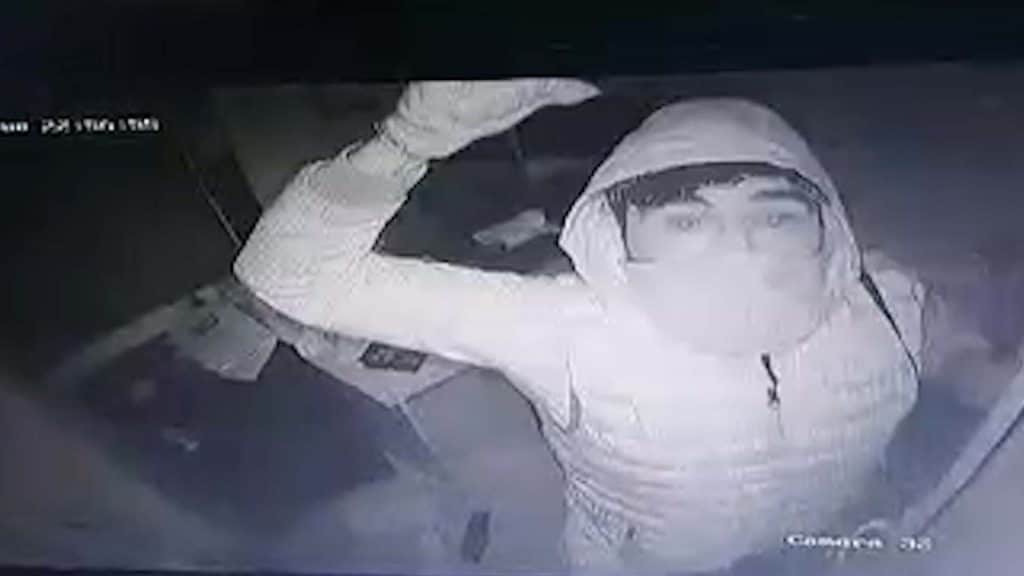 marketlərin birindən oğurluq etmək istəyən şəxs