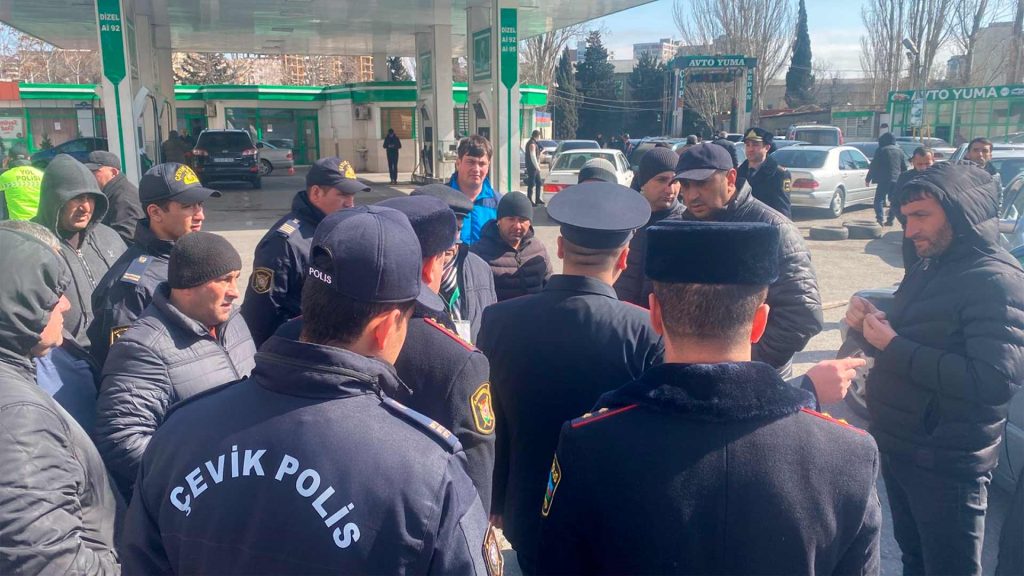 3-cü mikrorayon dairəsində tıxac yaradan taksilərə qarşı reyd keçirilib