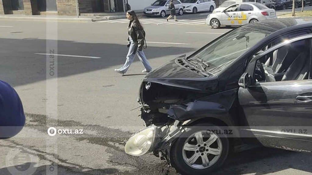 Bakıda avtomobil ticarət mərkəzinin vitrininə girib