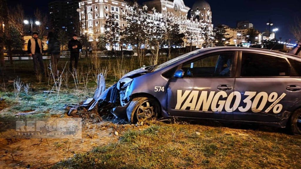Bakıda “Prius” idarəetməni itirərək parka girib