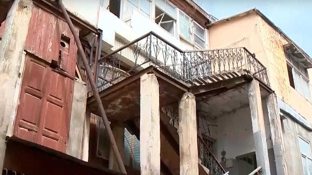 “Yaşıl bazar” yaşayış binasının ərazisini zəbt edib