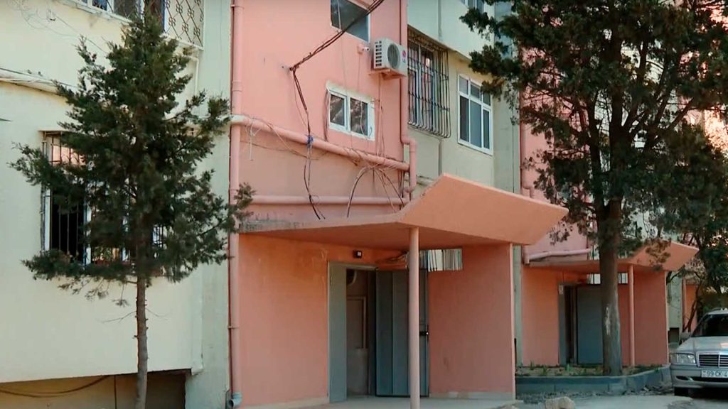 Xətai rayonunda məhəllədə aparılan abadlıq işləri yarımçıq qalıb