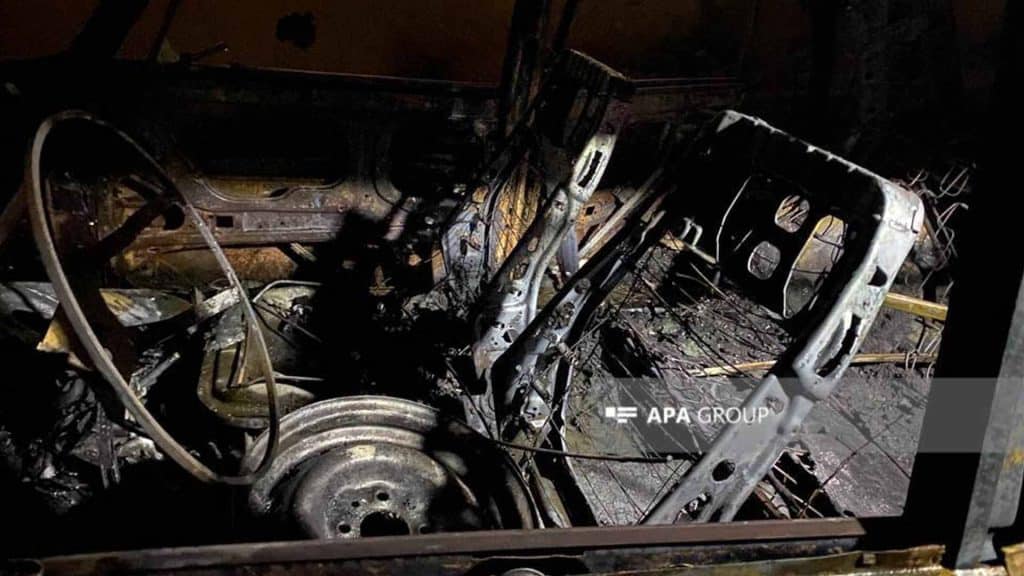 sərxoş kişi avtomobili yandırıb