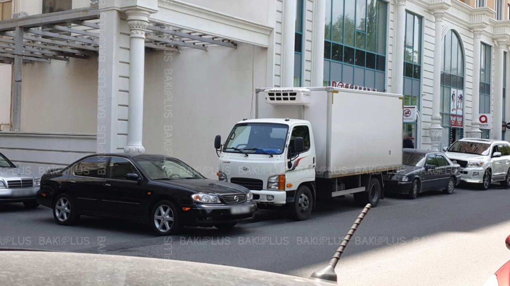 Bakıda sürücü avtomobilini saxlayaraq piyadalar üçün yolu kəsib