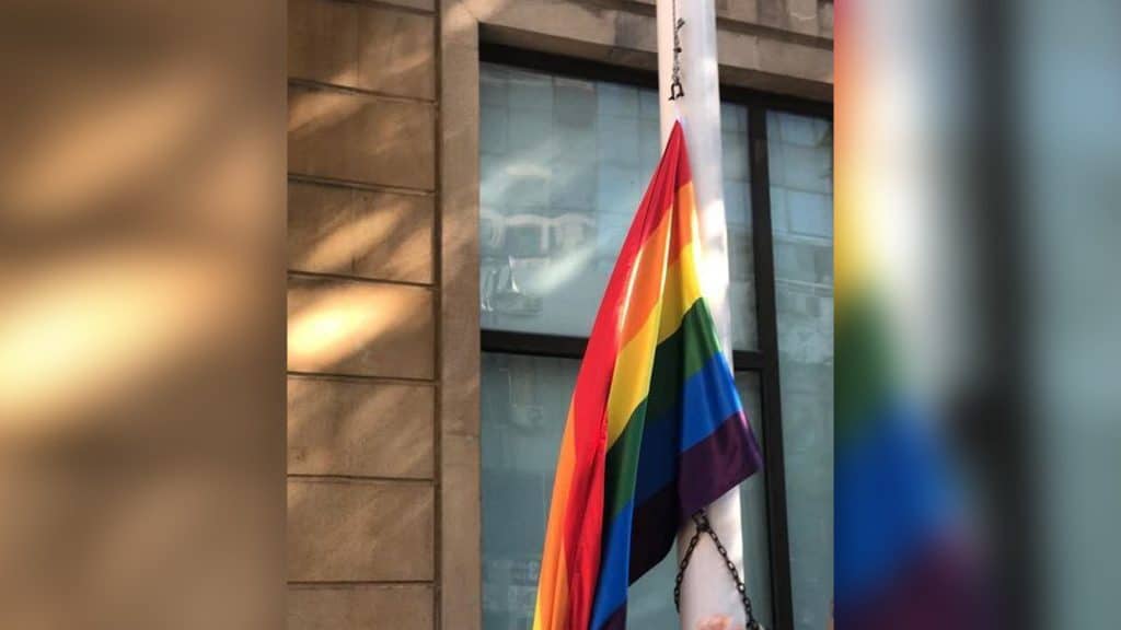 LGBT bayrağı Bakının mərkəzində asılıb