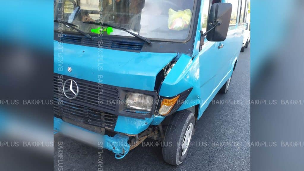 “Azneft” dairəsində avtobus “Prius”la toqquşub