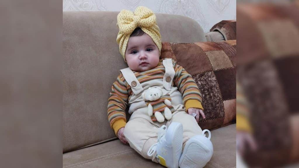 Qobu qəsəbəsində öldürülən gənc qız və uşağının fotoları yayılıb. Bu haqda bu gün, 23 iyun tarixində Bakuplus.az sosial şəbəkələrə istinadən xəbər verir.20 iyun tarixində 30 yaşlı Fərid Hüseynli bıçaqla həyat yoldaşı, 20 yaşlı Leyla Hüseynlini və 8 aylıq körpəsi Aliyəni qətlə yetirib. Daha sonra oğlan özünə xəsarətlər yetirib.</p>

<p>Həmin fotoları təqdim edirik.<br />
