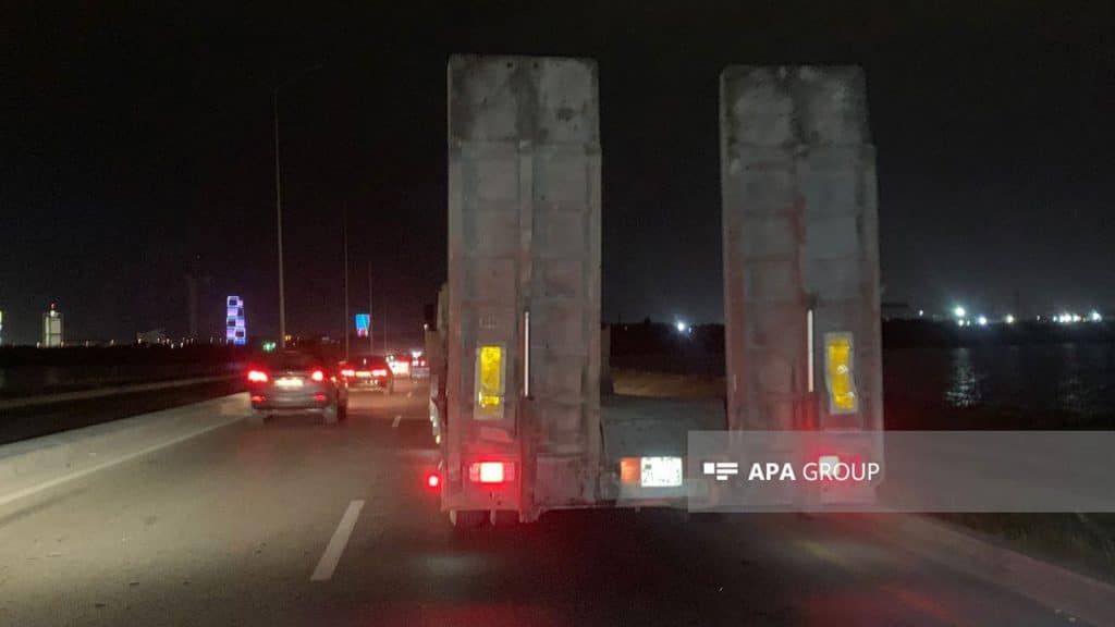 Balaxanı yolunda “Chevrolet” avtodaşıyıcı ilə toqquşub