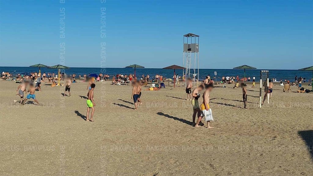 Suyu çirkli olan çimərlik insanlarla doludur
