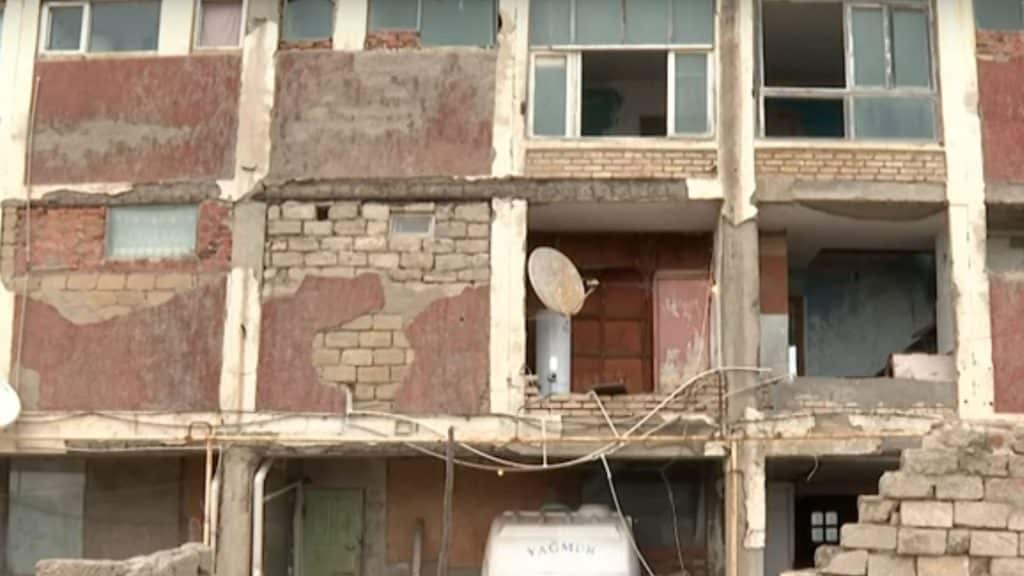 Şüvəlan qəsəbəsində köhnə pansionat binaları dağılmış vəziyyətdədir