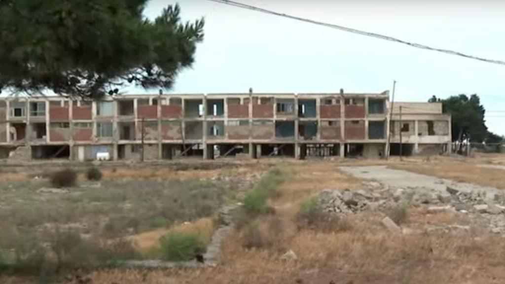 Şüvəlan qəsəbəsində köhnə pansionat binaları dağılmış vəziyyətdədir