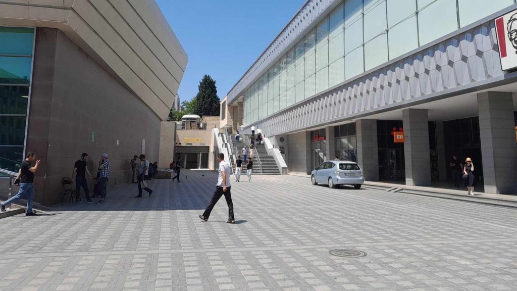 Dəmiryol Vağzalının yanındakı pilləkənlər istifadəyə verilib