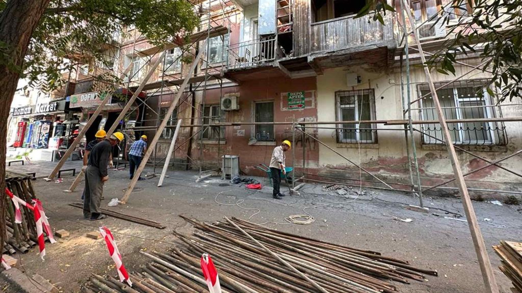 Kaveroçkin küçəsində abadlıq işləri aparılır