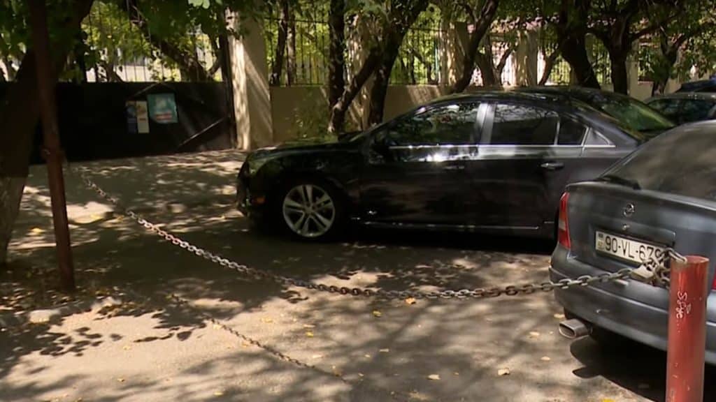 Nərimanovda binaların həyətləri zəncirlənib