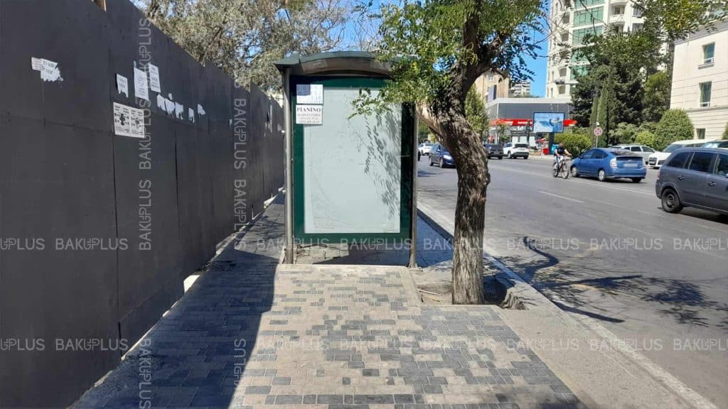 Nərimanov parkının yaxınlığında olan dayanacaq piyadalar üçün səkini bağlayıb