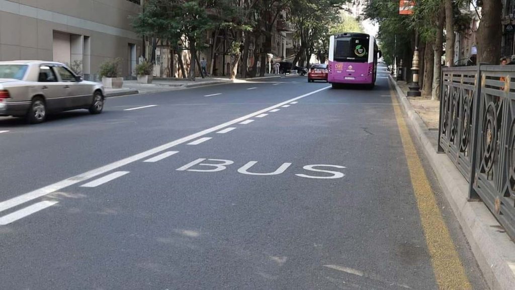 Zivərbəy Əhmədbəyov küçəsində yeni avtobus zolağı salınıb