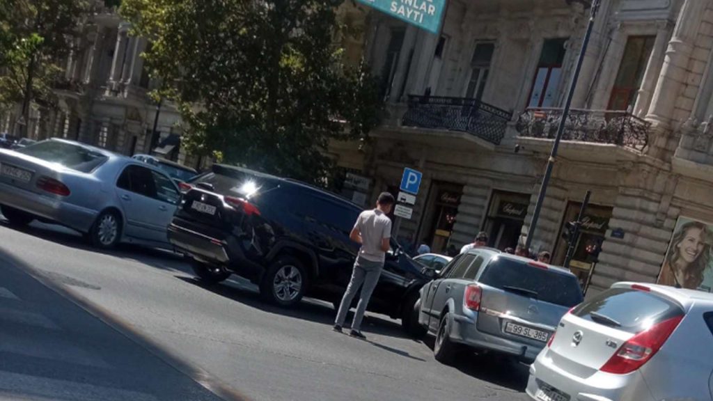 28 May küçəsində “Toyota” “Opel” ilə toqquşub
