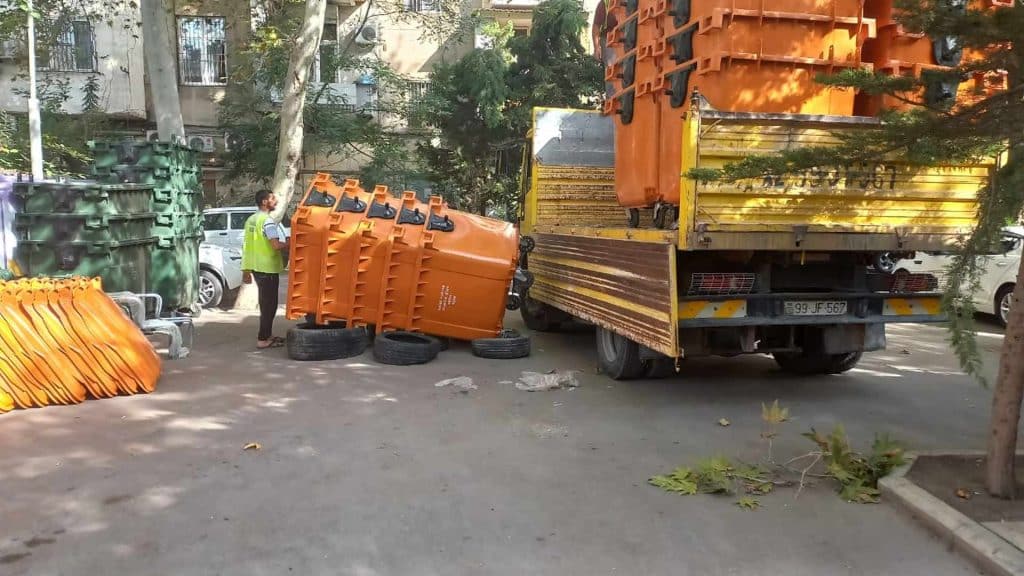 Nəsimidə məhəllələrə yeni zibil konteynerləri quraşdırılır