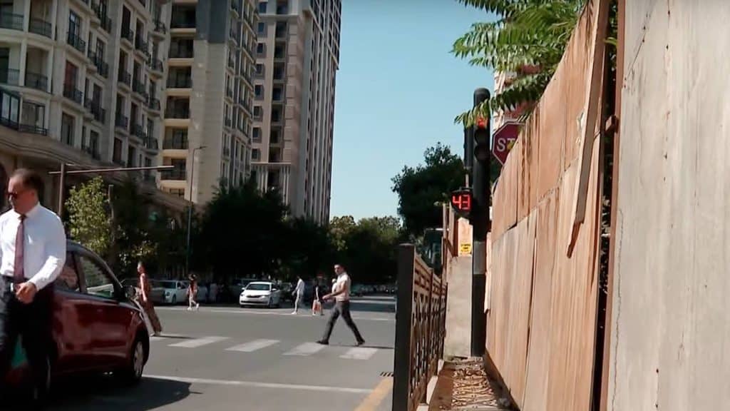 Nəsimidə tikinti şirkəti piyada səkisini hasara alıb