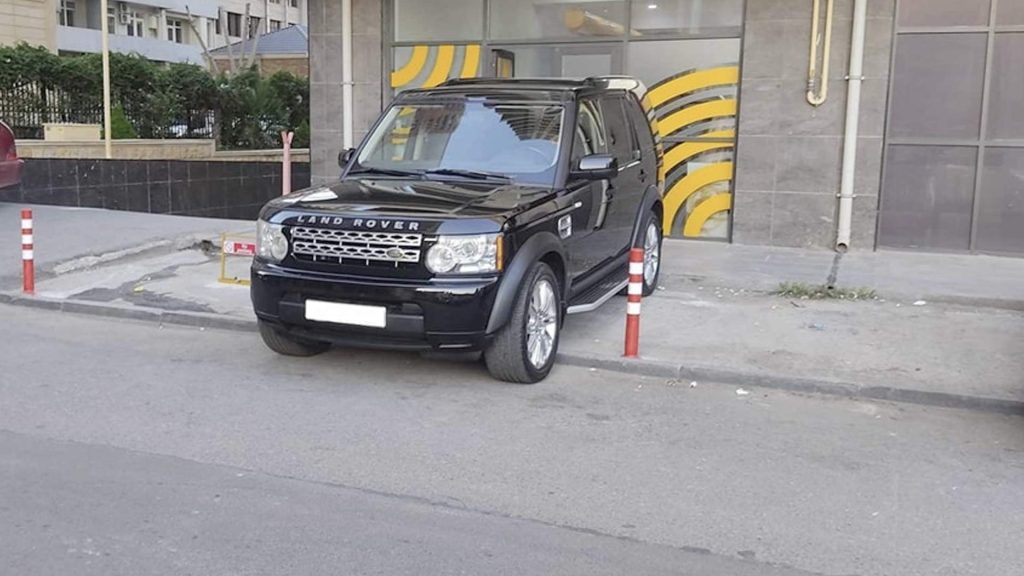 Bakının mərkəzində obyekt sahibi piyada səkisini zəbt edib