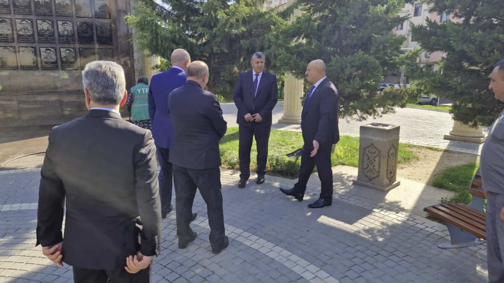 Nəsimi rayon İcra Hakimiyyətin başçısı Zəfər bağına baxış keçirib