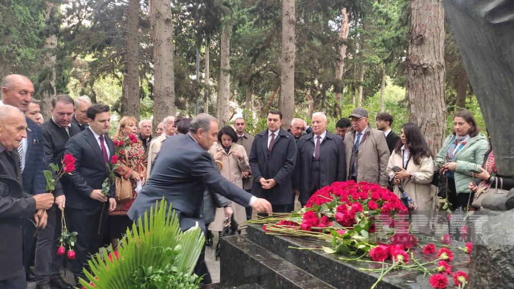 Dahi bəstəkar Üzeyir Hacıbəylinin məzarı ziyarət edilib