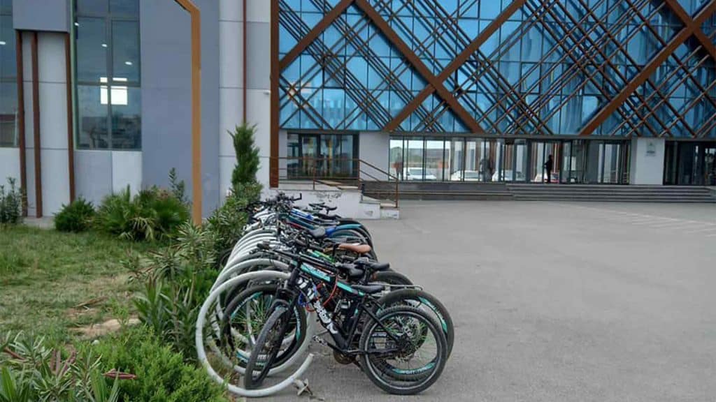 Binə qəsəbəsində şagirdlər hər gün məktəbə velesipedlə gəlib-gedirlər