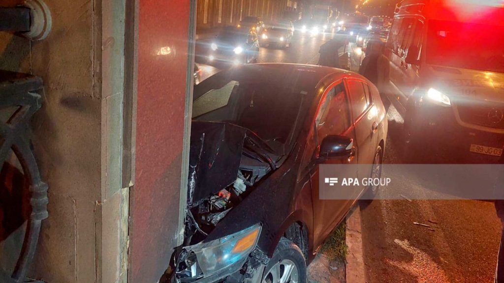 Yasamalda sürücü idarəetməti itirərək beton sütuna çarpılıb