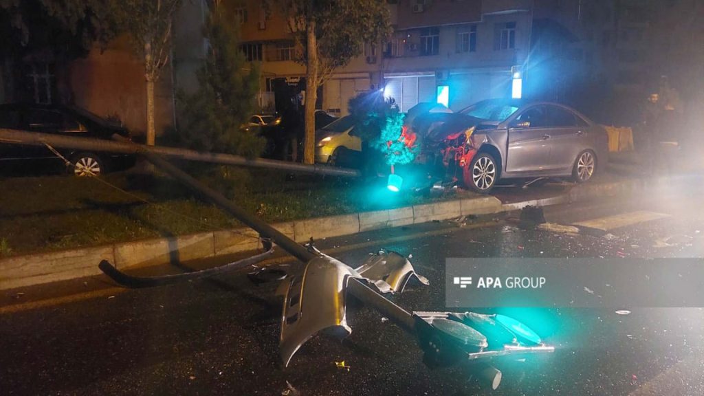 Xətai rayonunda avtomobil işıqfora çarpılıb