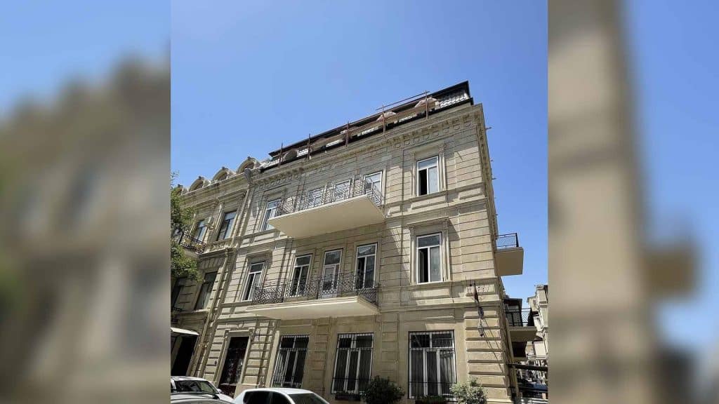 Mərkəzdə yerləşən tarixi binanın üstündə artırma tikilib