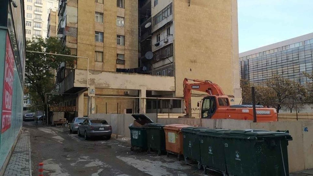 Bakı Sağlamlıq Mərkəzinin yaxınlığında inşa olunan parkinqin qanunsuz 6-cı mərtəbəsi tikilir