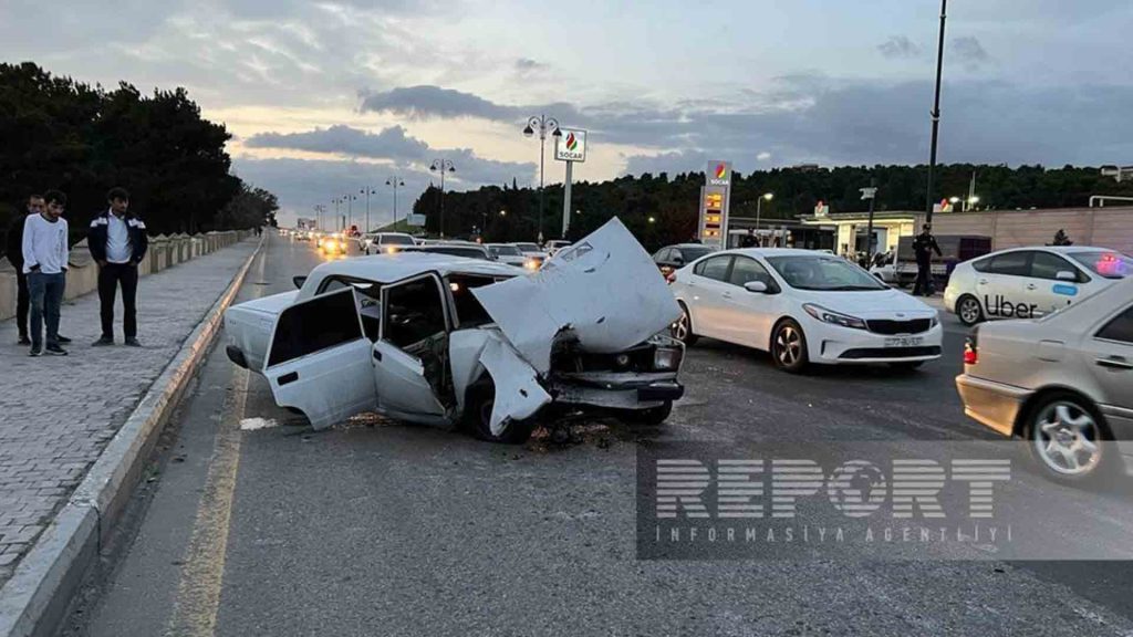 Xətai rayonunda avtomobil işıq dirəyinə çarpılıb