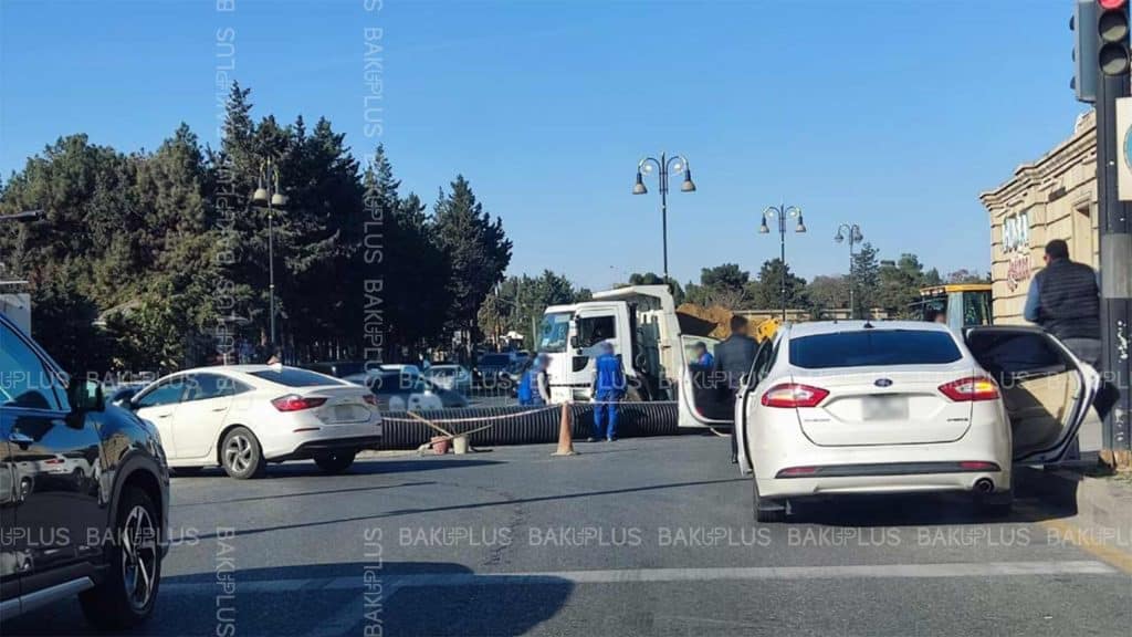 “Azərsu” Bakının iki ünvanında təmir işləri aparır