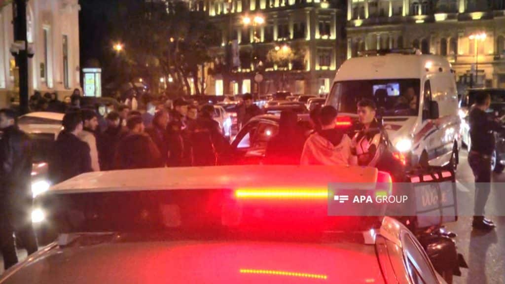 Kukla teatrının yaxınlığında avtomobil dayanmış 3 avtomobilə çarpılıb