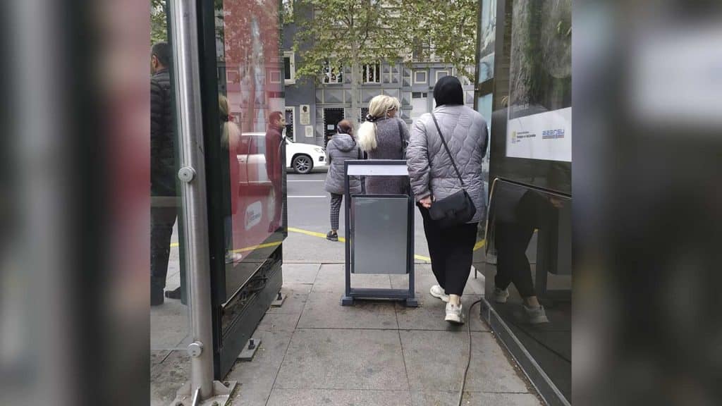 Mərkəzdəki köşk piyadaların hərəkətinə mane olduğu üçün bağlanıb