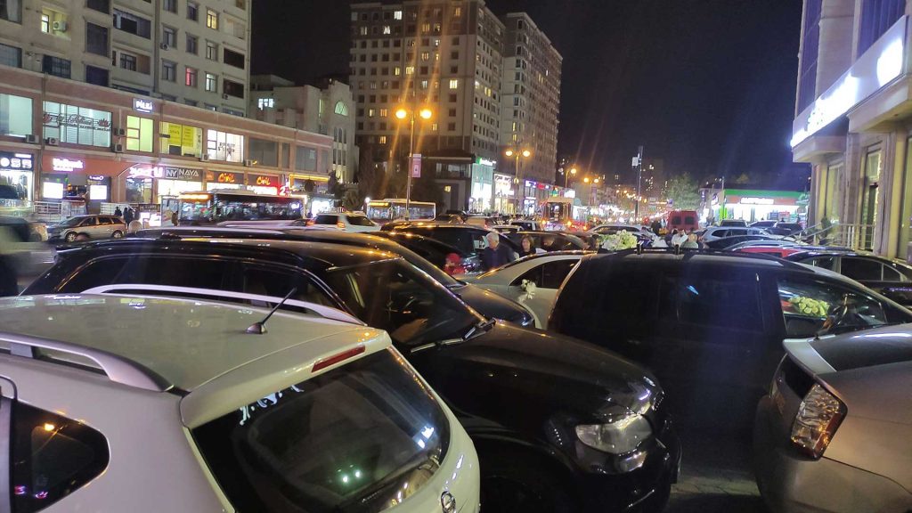 Yasamalda avtomobillər metro stansiyasının çıxışını bağlayıb