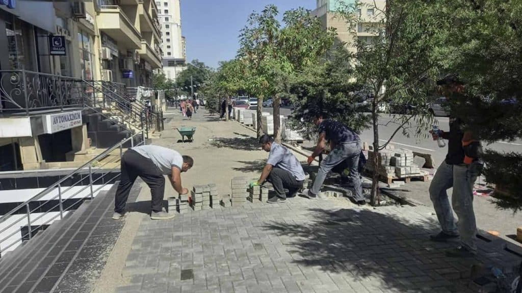 Azadlıq prospektində piyada səkisi təmir olunub