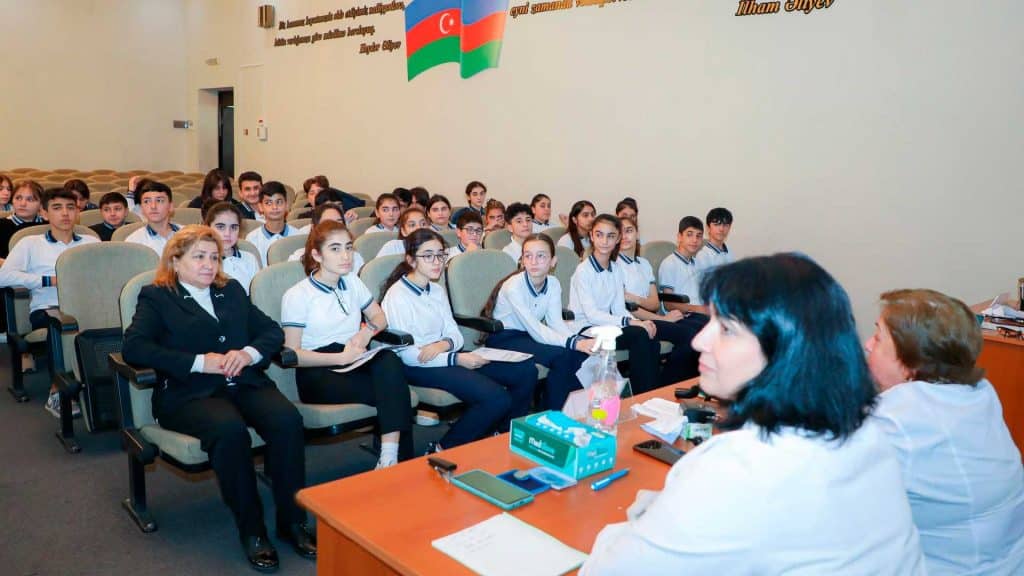 Bakının məktəbində şagirdlər arasında tibbi müayinələr aparılıb