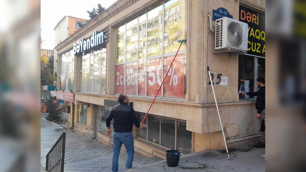 Nəsimi rayonunda küçələr və ticarət obyektlərinin vitrinləri yuyulub