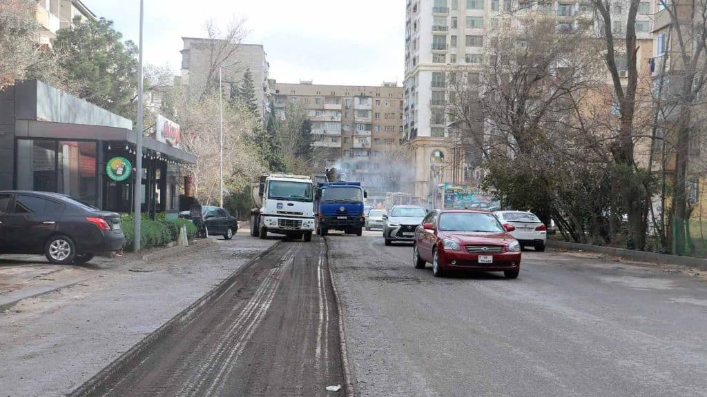 Yasamalda küçələrin birində abadlaşdırma aparılır