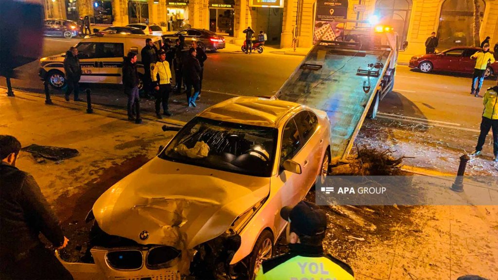 Zərifə Əliyeva küçəsində “BMW” ağaca çarpılaraq aşıb