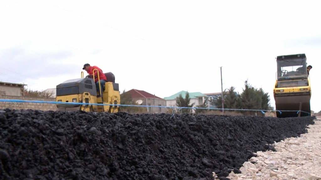 Ramanada torpaq yola yeni asfalt vurulur