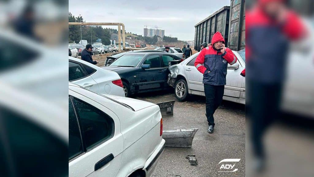 Maşın qatara ilişib: 7 avtomobilə ziyan dəyib