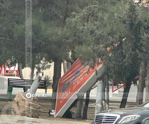 Paytaxtda nəhəng reklam lövhəsi aşıb