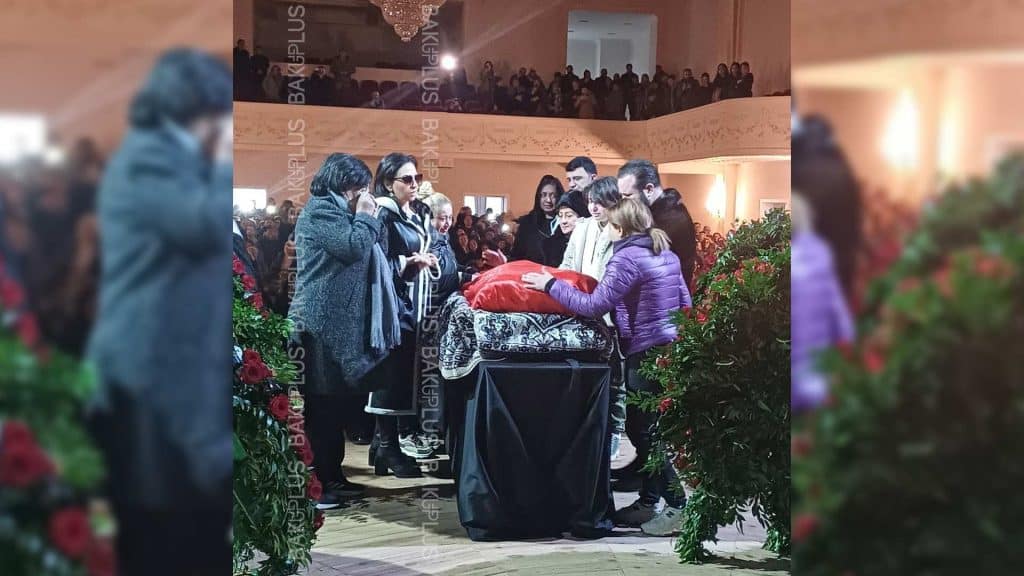 İnsanlar Aygün Bəylərlə vidalaşırlar - CANLI
