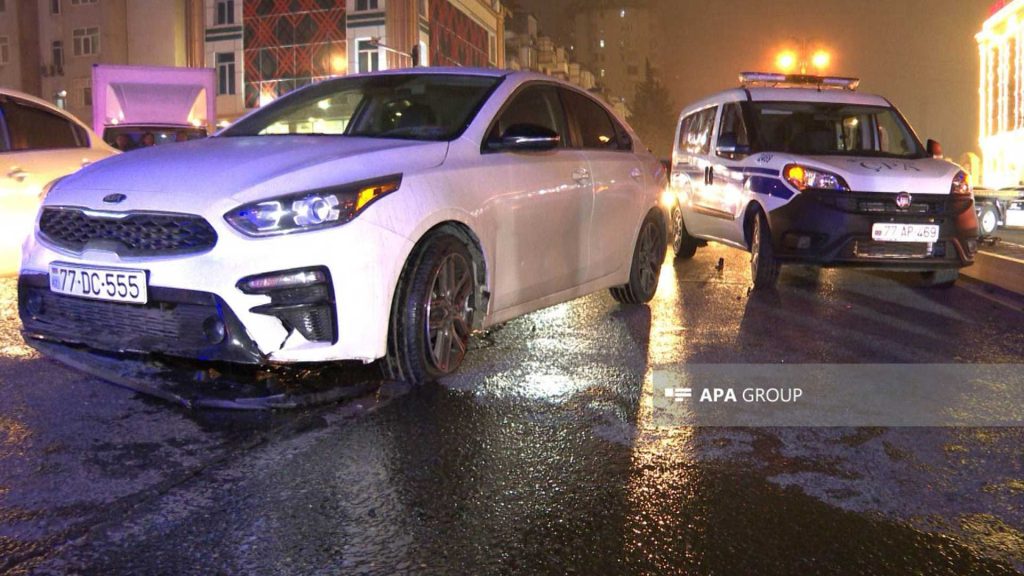 Yasamalda qəzaya düşən qadın sürücü huşunu itirib