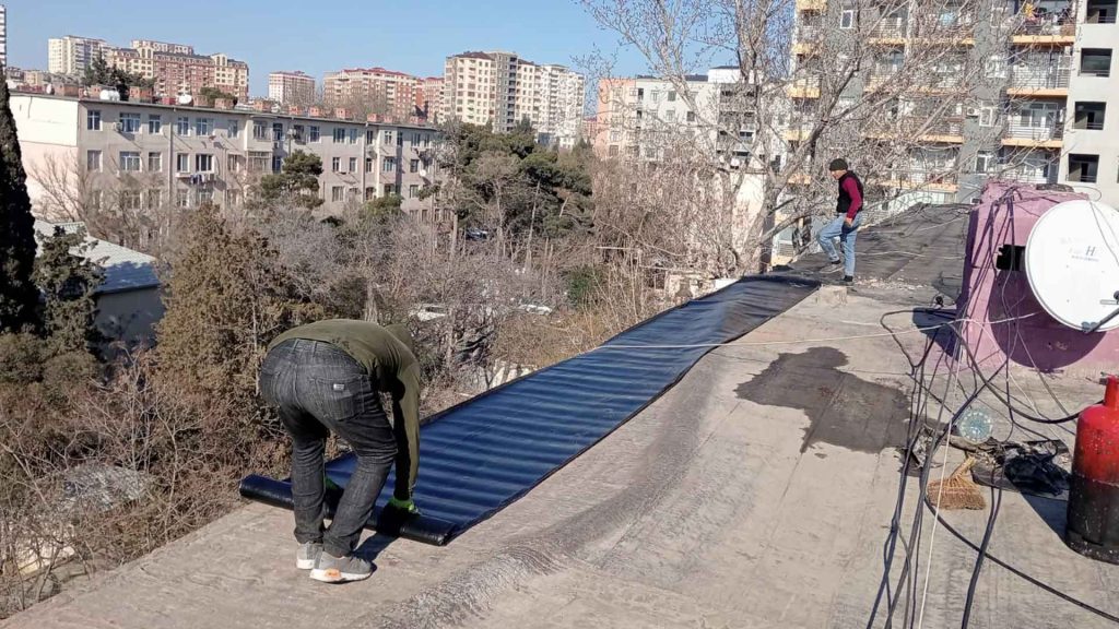 Nəsimidə binaların damlarında təmir işləri aparılıb