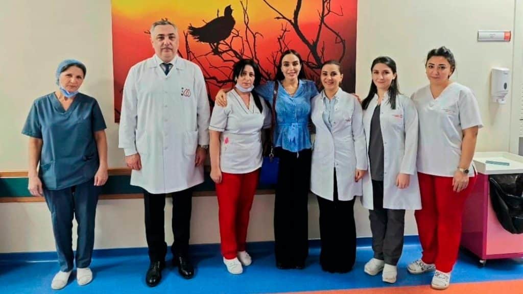 Leyla Əliyeva klinikada olub, uşaqlara hədiyyələr paylayıb