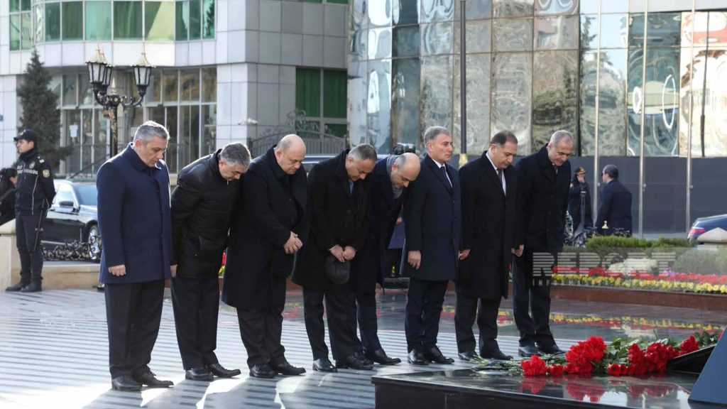 Dövlət rəsmiləri “Ana harayı” abidəsində